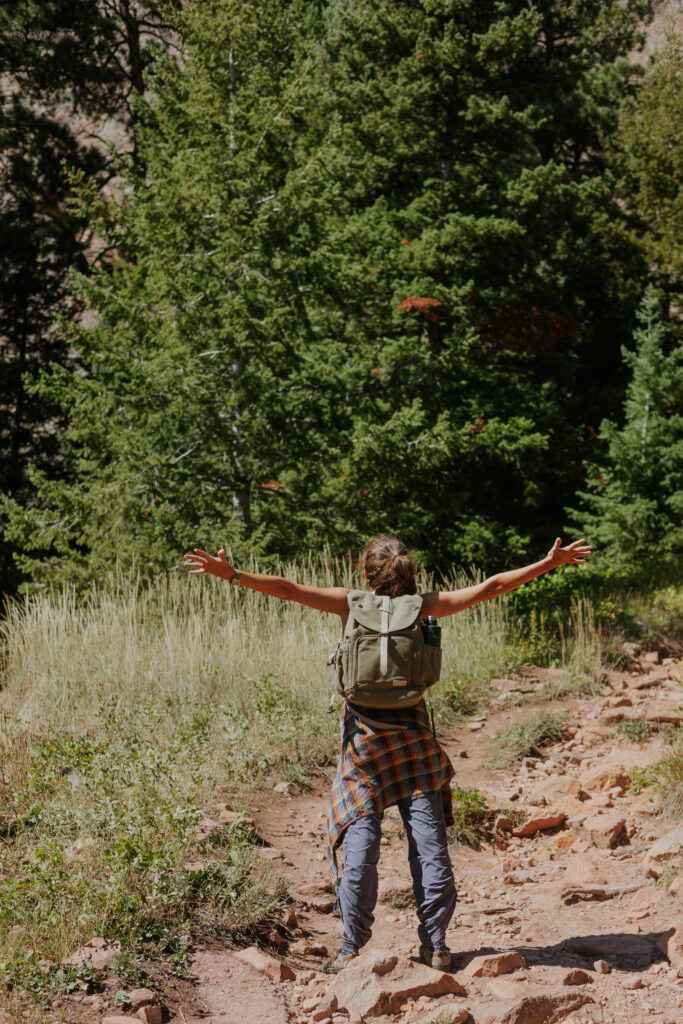 woman-hiking-shannahan-ridge-trail-boulder-co