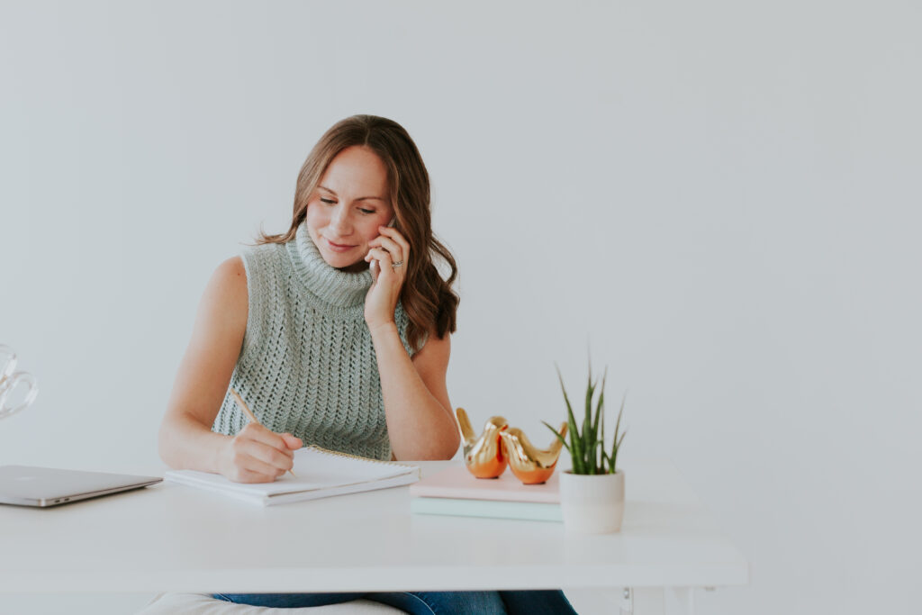 woman-entrepreneur-brand-photo-on-phone-at-desk-the-frame-charlotte