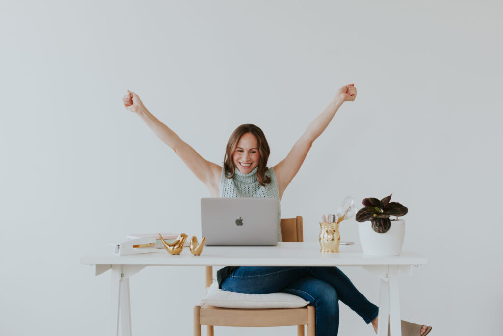 brand-photo-woman-happy-at-desk-the-frame-charlotte