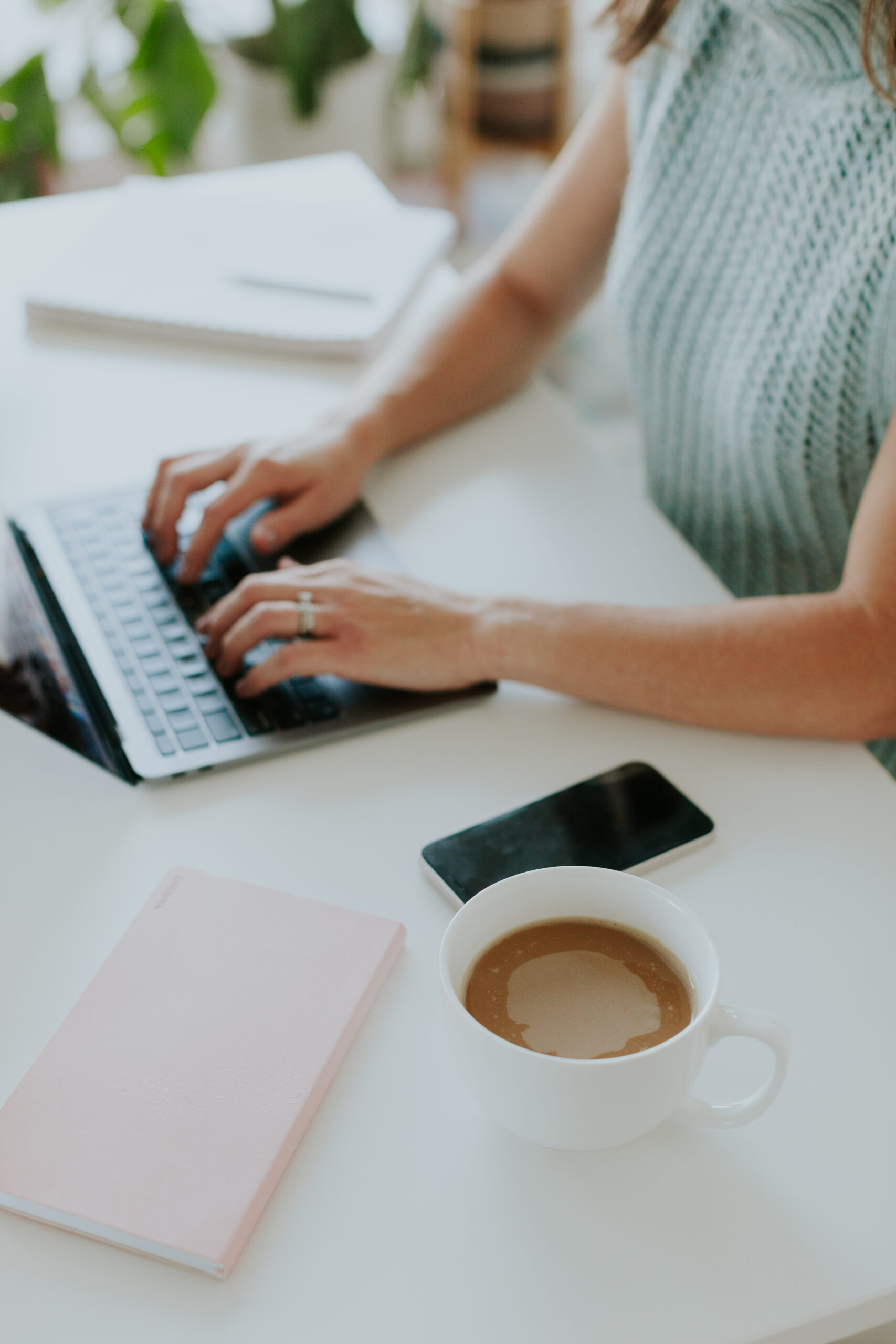 desk-scene-brand-photo-for-female-entrepreneur-the-frame-charlotte